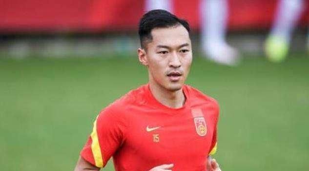 此外还发布了4张人物海报，彩色水墨古风，质感依然在线，青烟飘渺中人物若现，正式曝光剧情中的两组CP